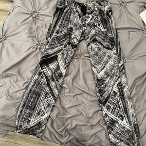 Lululemon Namaskar II Heat Wave White Black size 6